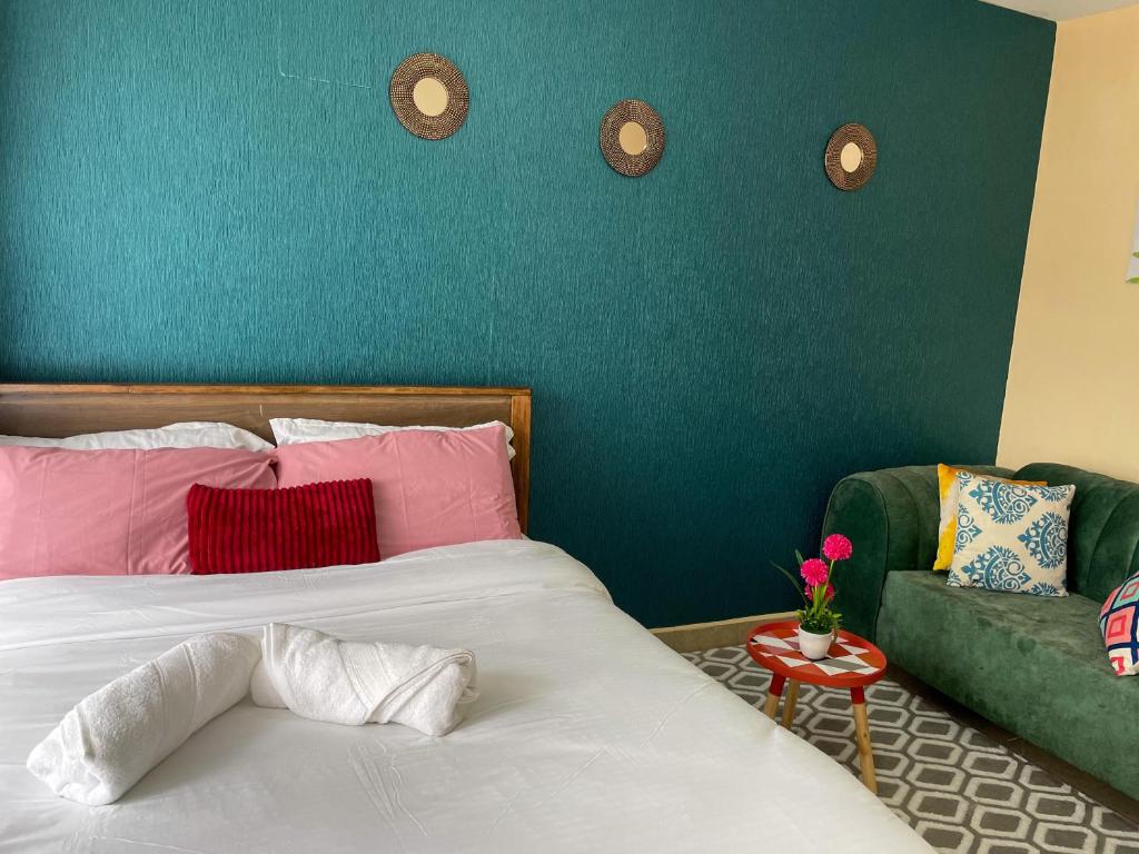 Postel nebo postele na pokoji v ubytování Elegant and cozy studio apartment in Nairobi Ruaka