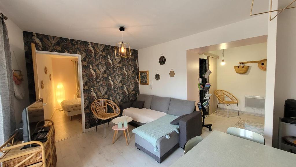 - un salon avec un canapé et une télévision dans l'établissement vintage home, à LʼIsle-sur-la-Sorgue