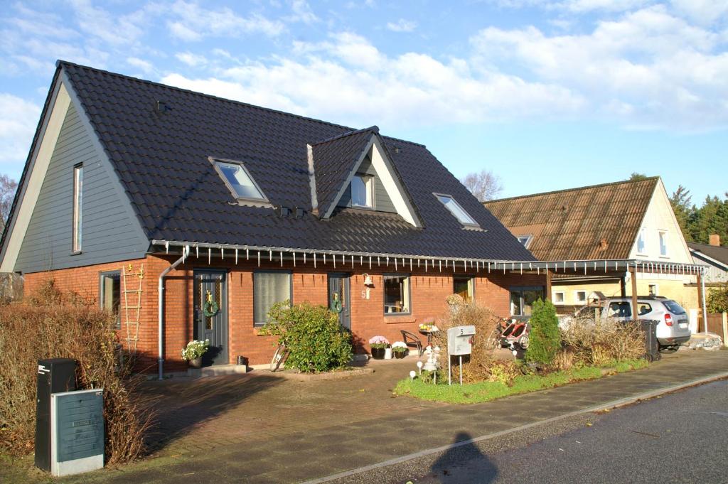 une maison en briques avec un toit noir dans l'établissement Annys Bed & Breakfast, à Sunds