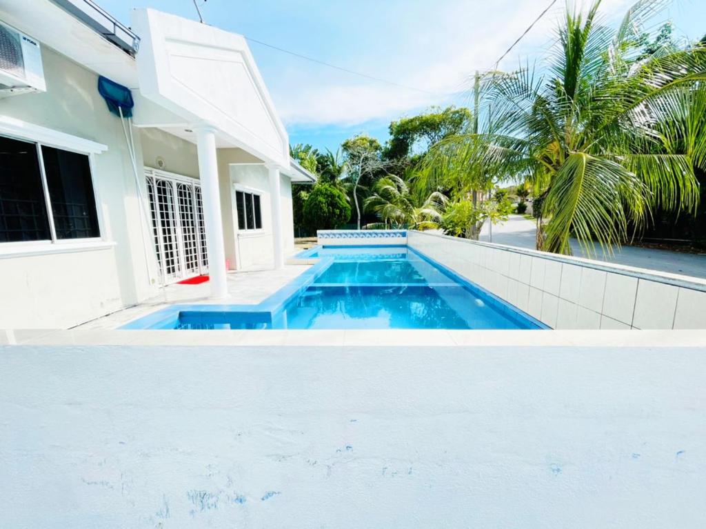 - une piscine en face d'une maison dans l'établissement Pd Villa Holiday, à Port Dickson
