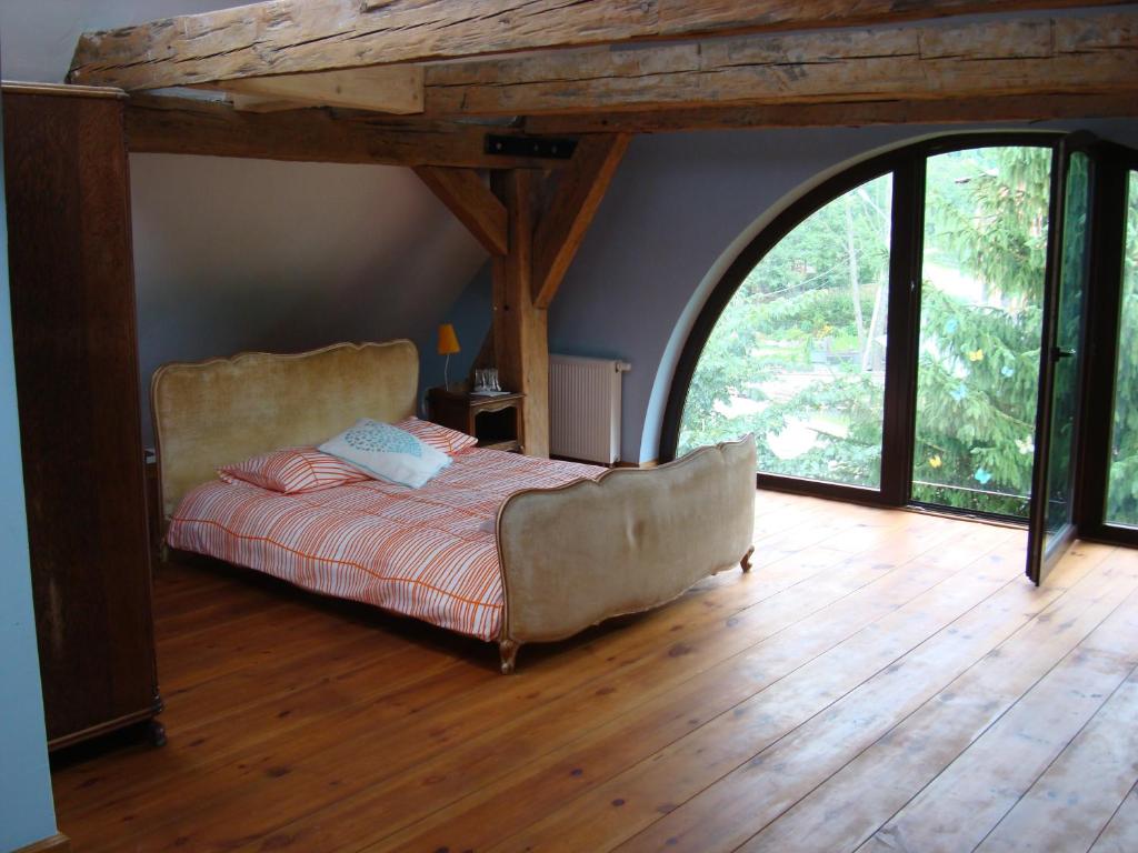 Säng eller sängar i ett rum på Stara Papiernia Zielony Lasek