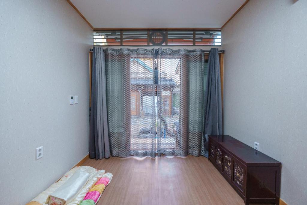 Aega Hanok Guesthouse - Habitación Ondol Estándar De Estilo Coreano