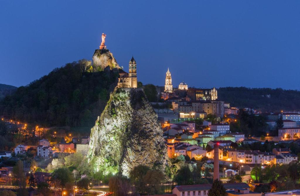 Nespecifikovaný výhled na hory nebo výhled na hory při pohledu z hostelu