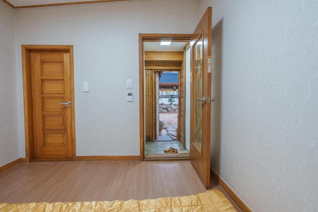 Aega Hanok Guesthouse - Habitación Ondol De Estilo Coreano