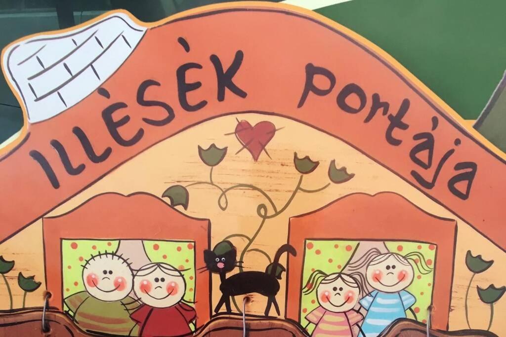un panneau pour une salle préscolaire avec des enfants dans une maison de jeu dans l'établissement Illésék Portája, à Mindszentkálla