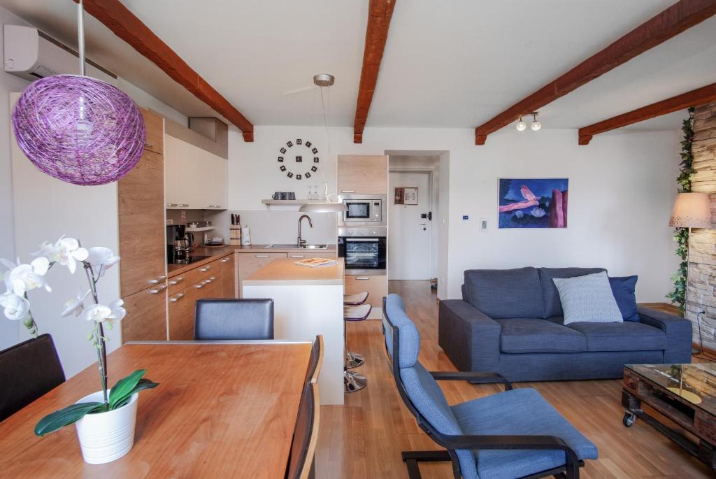 Kuchyň nebo kuchyňský kout v ubytování Zagreb Deluxe Apartment L2