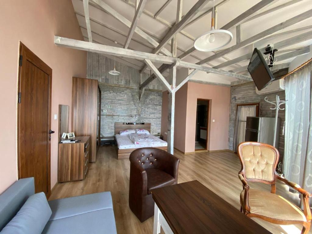 sala de estar con sofá y dormitorio en Villa Maxim, en Varna