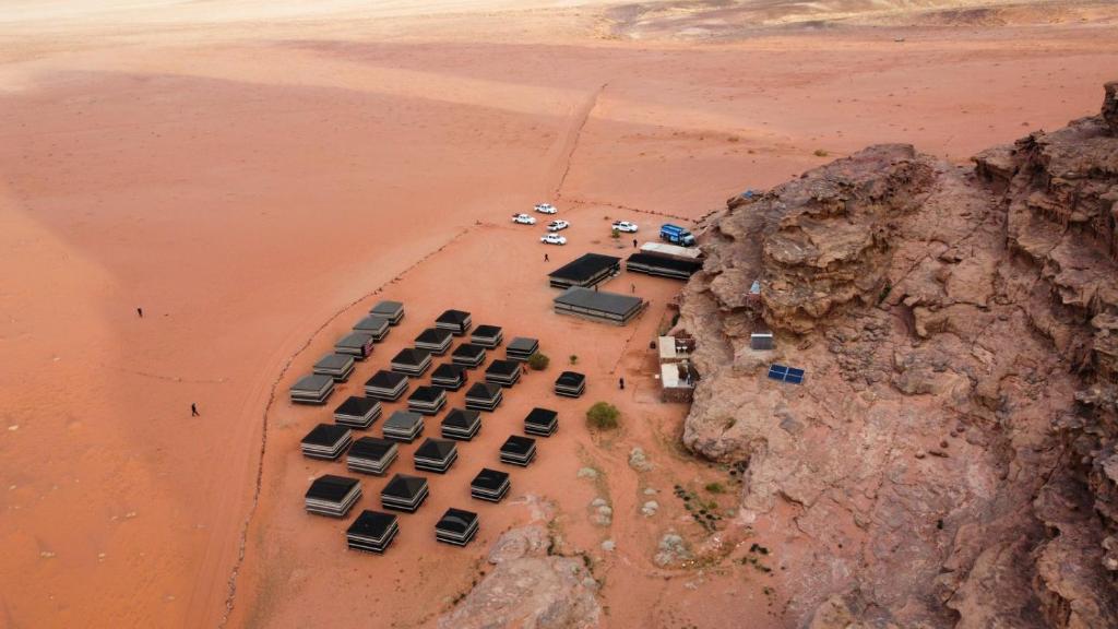 eine Luftansicht auf einen Strand mit einer Gruppe von Autos in der Unterkunft Salem Camp in Wadi Rum