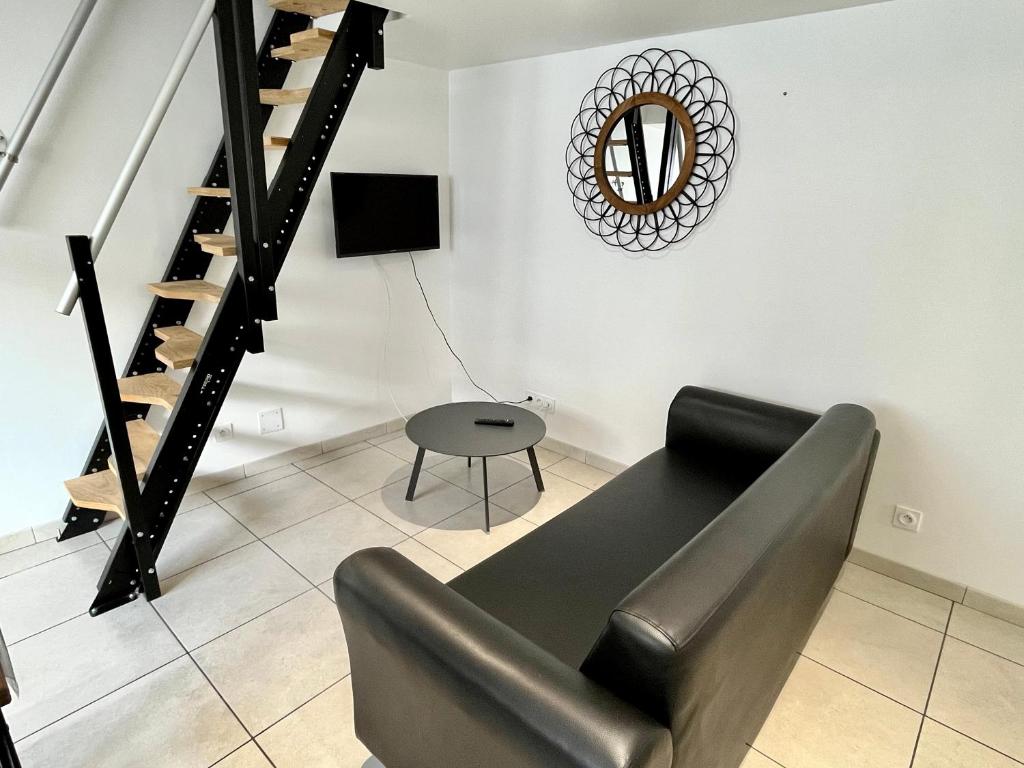 un salon avec un canapé et une table dans l'établissement Maisonnette climatisée, à Saint-Jean-de-Monts