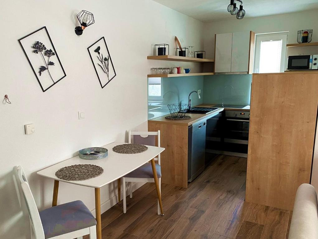 Kuchnia lub aneks kuchenny w obiekcie Apartments Junior