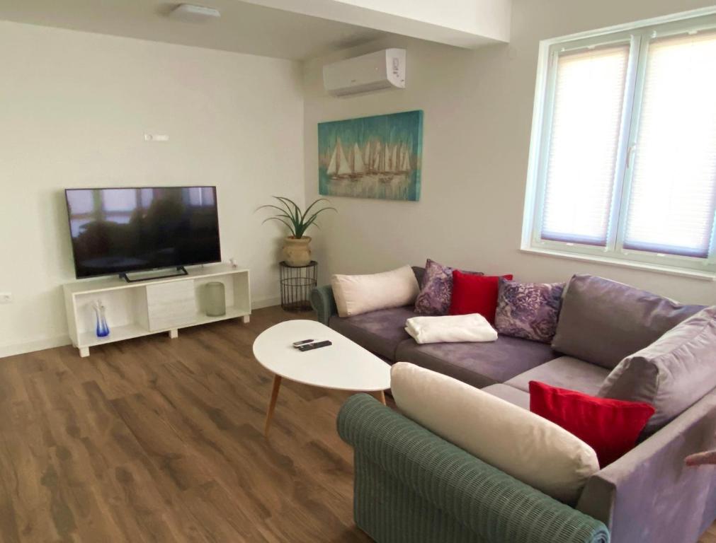 Telewizja i/lub zestaw kina domowego w obiekcie Apartments Junior