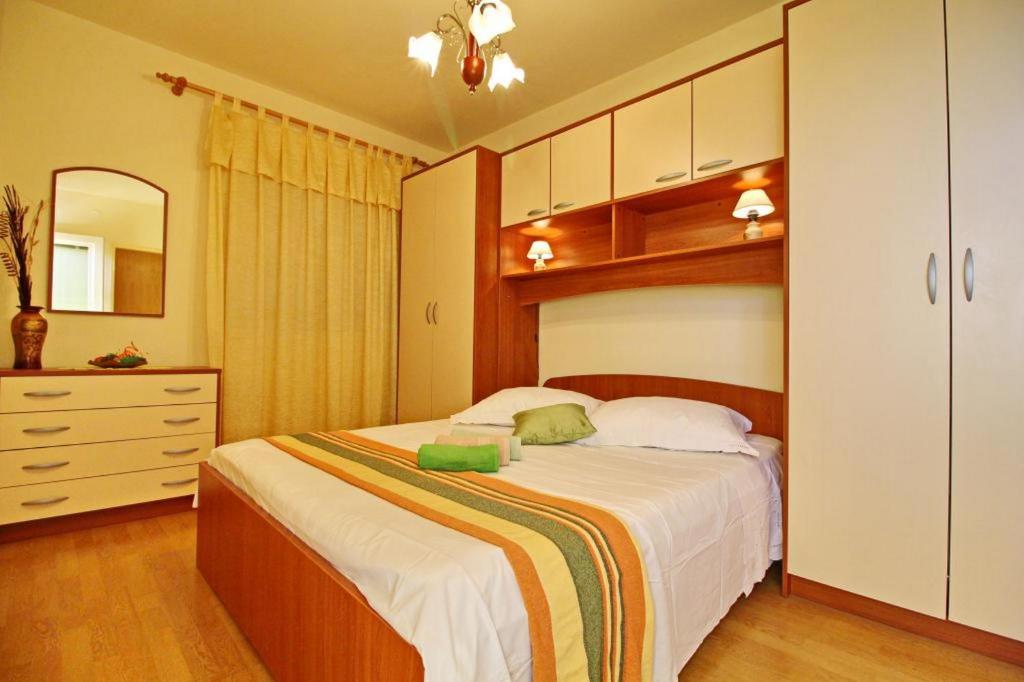 Łóżko lub łóżka w pokoju w obiekcie Apartments Sea Line
