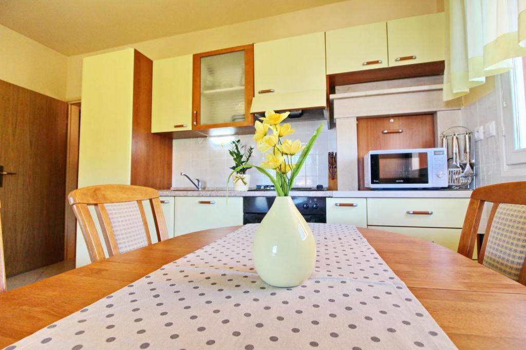 białą wazę siedzącą na stole w kuchni w obiekcie Apartments Sea Line w mieście Prigradica