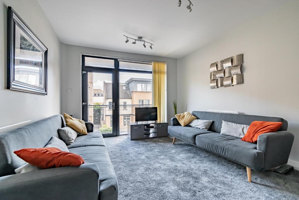 uma sala de estar com dois sofás e uma televisão em amazing apartments - Hopetoun Street near The Playhouse em Edimburgo