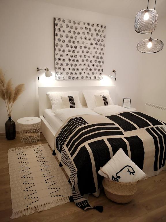 Postel nebo postele na pokoji v ubytování APARTMENT IZABELA Opatija