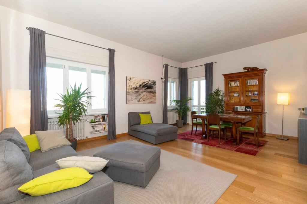 een woonkamer met een bank en een tafel bij Charming apartment with parking! in Turijn
