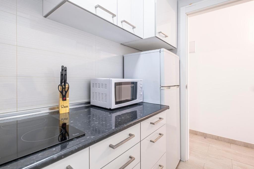 Kuchyňa alebo kuchynka v ubytovaní Bacana 3-3 Apartment Levante Beach