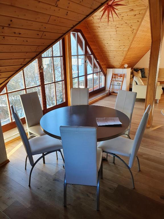 a dining room with a table and chairs at Ferienhaus-Bergtraum-Ferienwohnung-Lilli in Kurort Oberwiesenthal