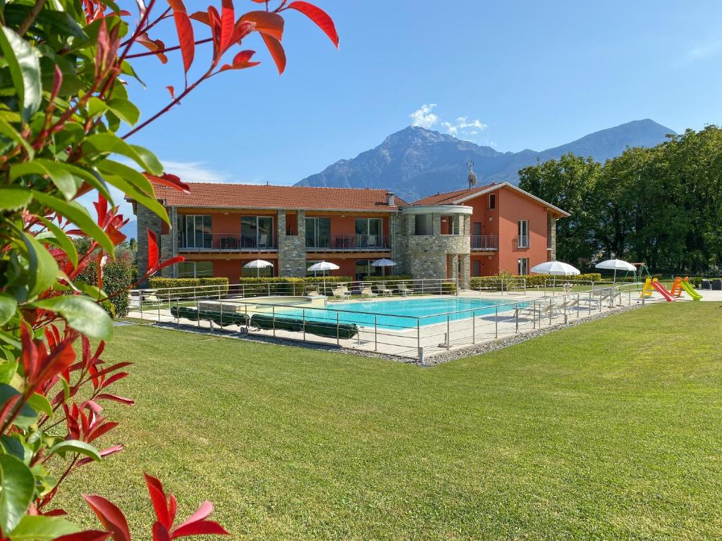 グラヴェドーナにあるResidence Villa Paradisoの庭にスイミングプールがある家