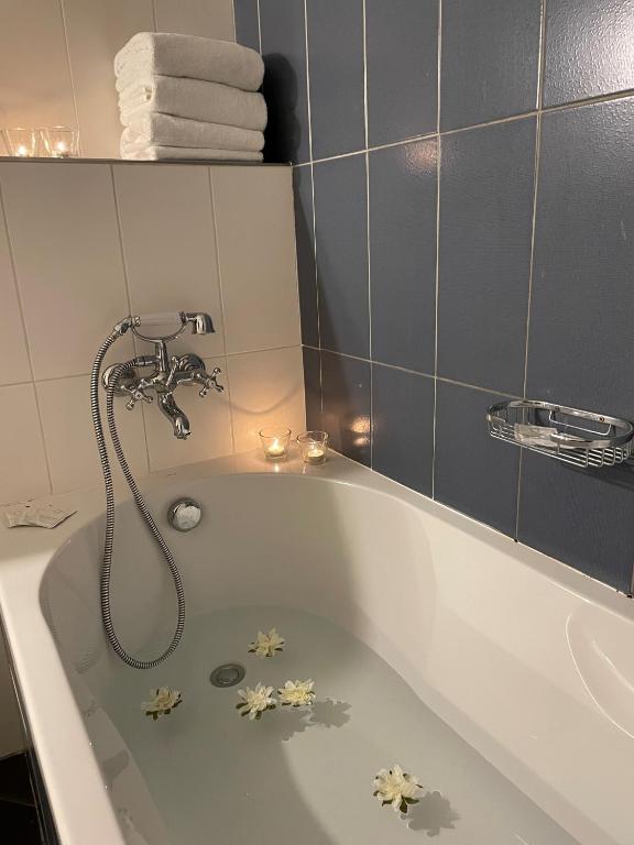 U Cervene zidle - Red Chair Hotel - Triple Room