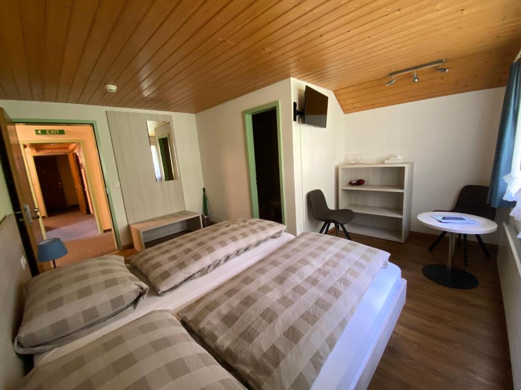 Postel nebo postele na pokoji v ubytování Hotel Steinbock