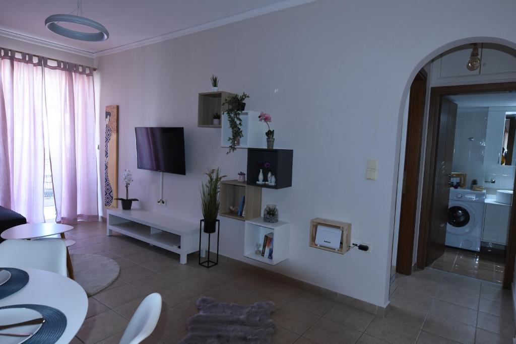 Televízia a/alebo spoločenská miestnosť v ubytovaní Valia's apartment Nafplio city center
