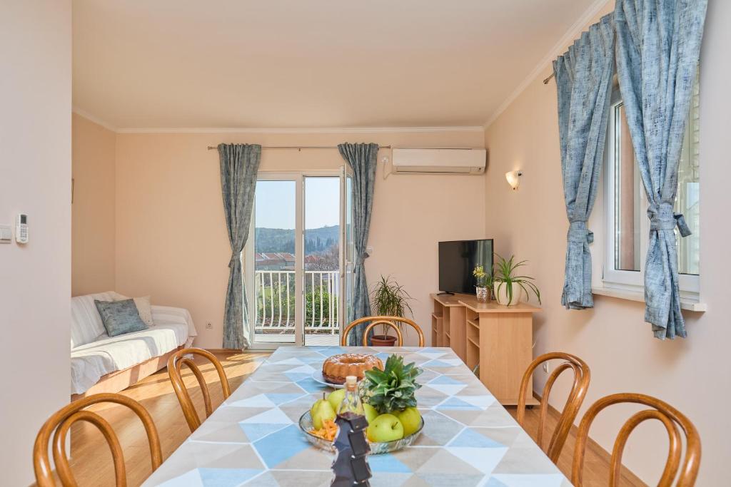 Televízia a/alebo spoločenská miestnosť v ubytovaní Apartment Marijana