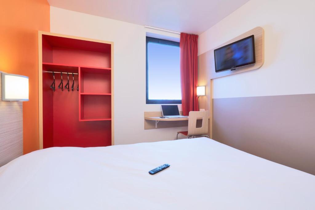 Postel nebo postele na pokoji v ubytování Premiere Classe Bordeaux Ouest - Mérignac Aéroport