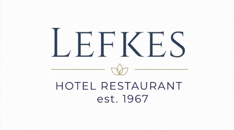 un cartello che legge sanguisughe del ristorante dell'hotel est di Hotel Lefkes a Paralía Skotínis