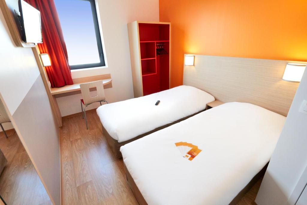 Postel nebo postele na pokoji v ubytování Premiere Classe Bordeaux Ouest - Mérignac Aéroport
