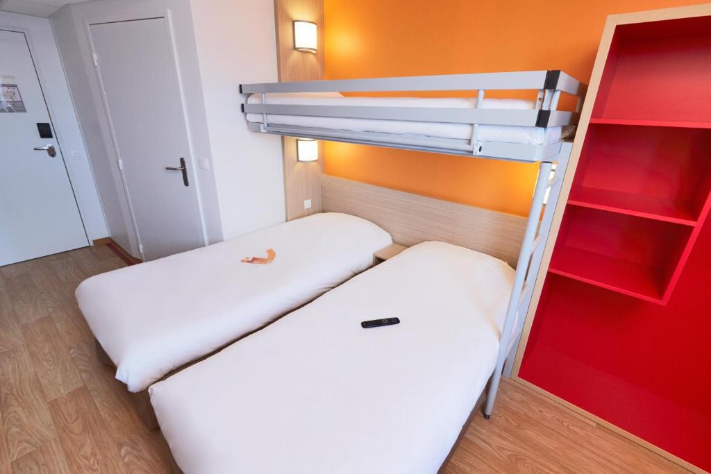 Postel nebo postele na pokoji v ubytování Premiere Classe Bordeaux Ouest - Mérignac Aéroport