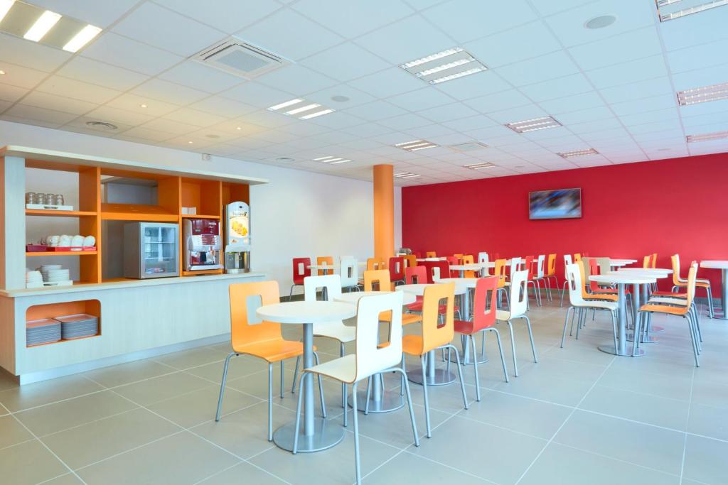 Kuchyň nebo kuchyňský kout v ubytování Premiere Classe Bordeaux Ouest - Mérignac Aéroport