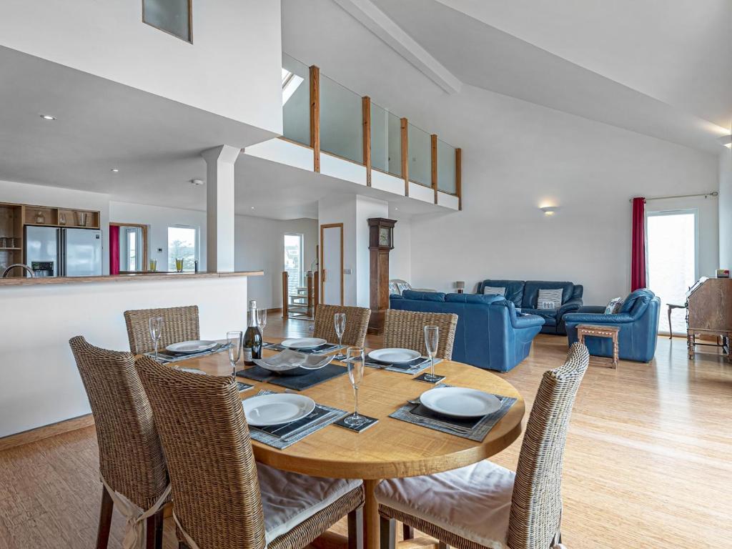 uma sala de jantar com uma mesa de madeira e cadeiras em Pass the Keys Celyn Y Mor Stunning Rhosneigr Family Beach House em Rhosneigr