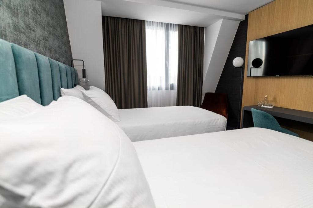 Postel nebo postele na pokoji v ubytování Elegans Hotel Brdo
