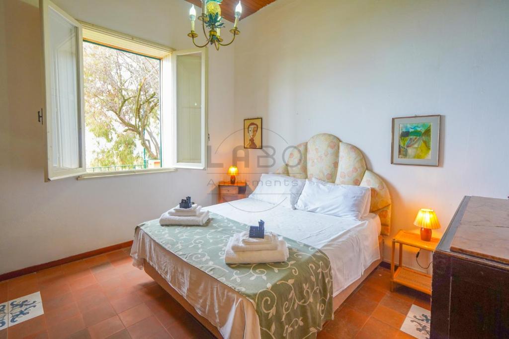 - une chambre avec un lit et 2 serviettes dans l'établissement Residenza Crivo, à Parghelia