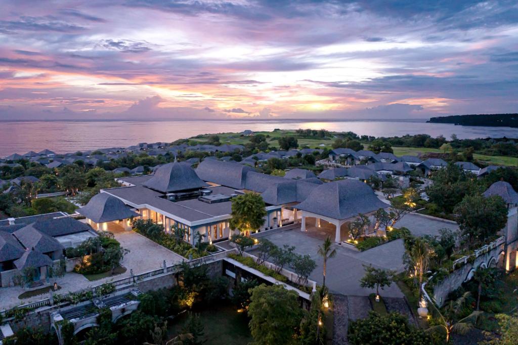 een luchtzicht op een resort met een zonsondergang bij Jumeirah Bali in Uluwatu