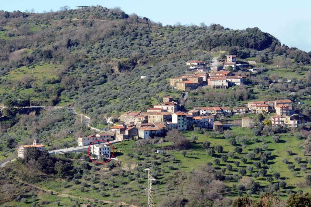 ein Dorf auf einem Hügel mit Häusern darauf in der Unterkunft Casal Finocchito in Ogliastro Cilento