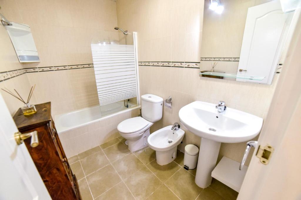 A bathroom at New! City Centre Apartment