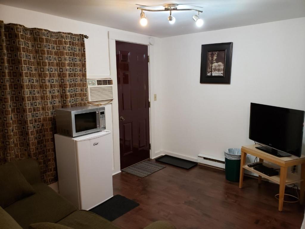 TV a/nebo společenská místnost v ubytování Scoodic Motel