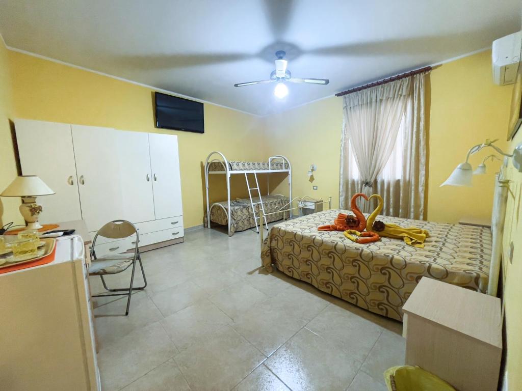 - une chambre avec un lit, une table et des chaises dans l'établissement CASA VACANZA MERY, à Tricase