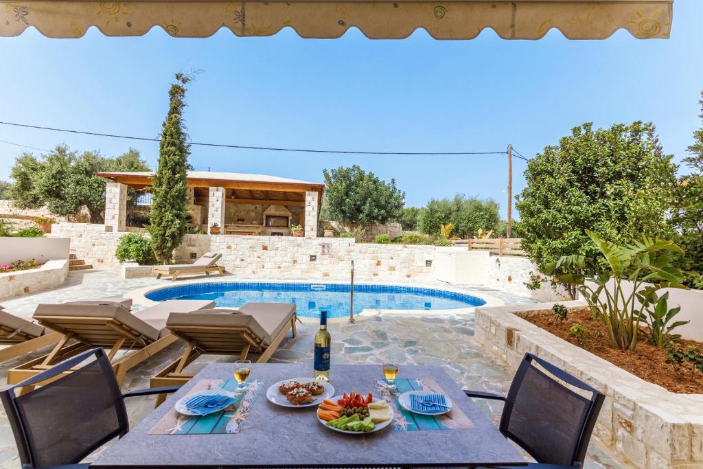 Bazén v ubytovaní Villa Dafni with Private Pool alebo v jeho blízkosti