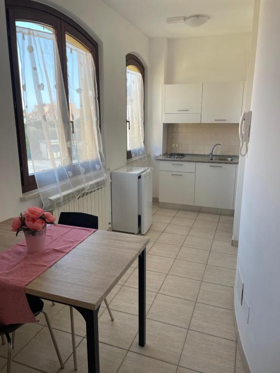 洛雷托的住宿－Casa di mary，厨房配有桌子和冰箱