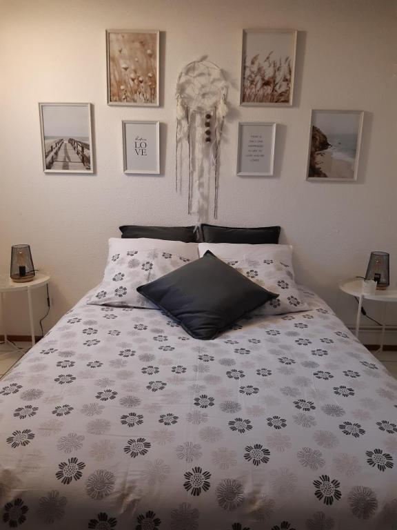 una camera da letto con un letto con un piumone bianco di Pavillon 4/6 pers. 30 m² Gruissan Les Ayguades a Gruissan
