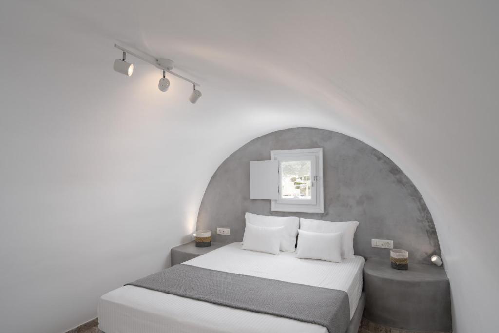 Postel nebo postele na pokoji v ubytování White Lily Suites & Lofts - Adults Only 16 Plus