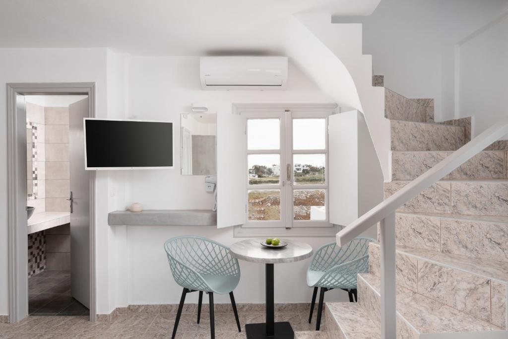 TV a/nebo společenská místnost v ubytování White Lily Suites & Lofts - Adults Only 16 Plus