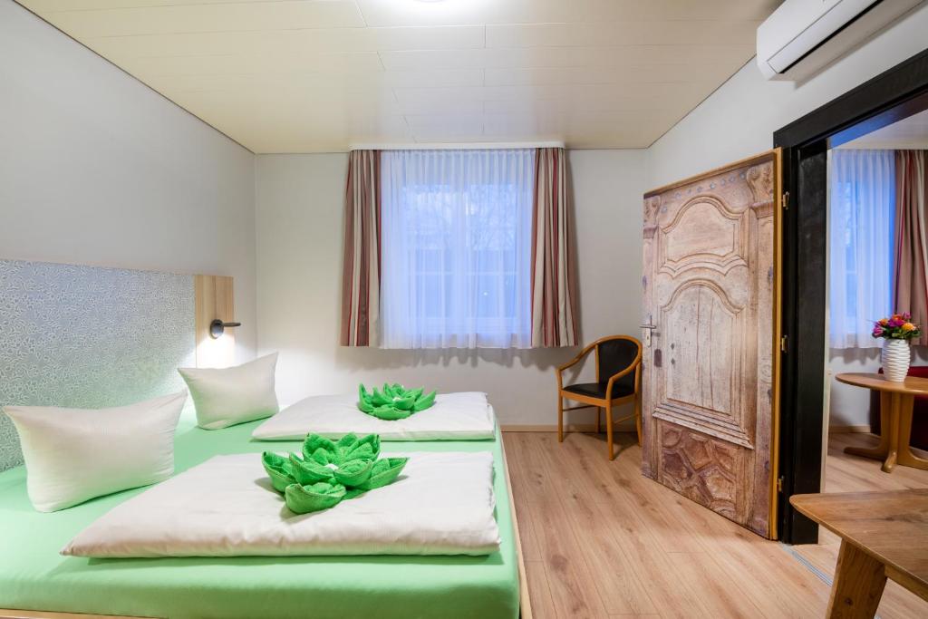 リンダウにあるHotel Seerose Lindau Bodenseeのベッド2台とテーブルが備わるホテルルームです。