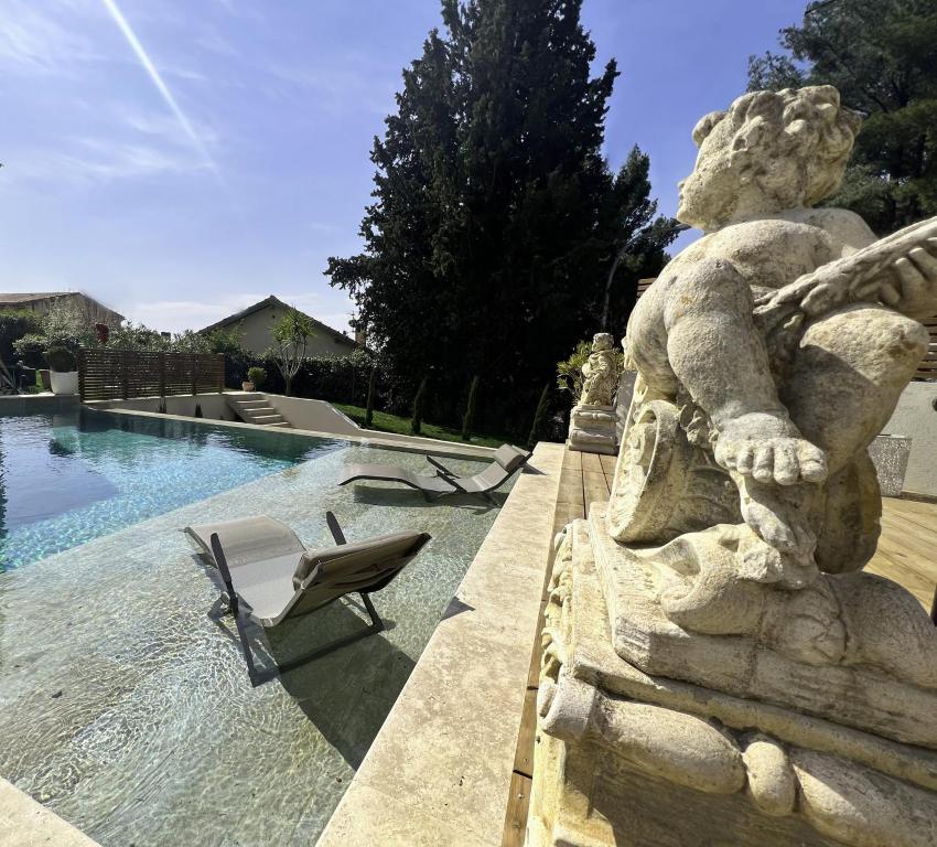 una estatua de un oso junto a una piscina en La Chambre Cézanne, en Aix-en-Provence