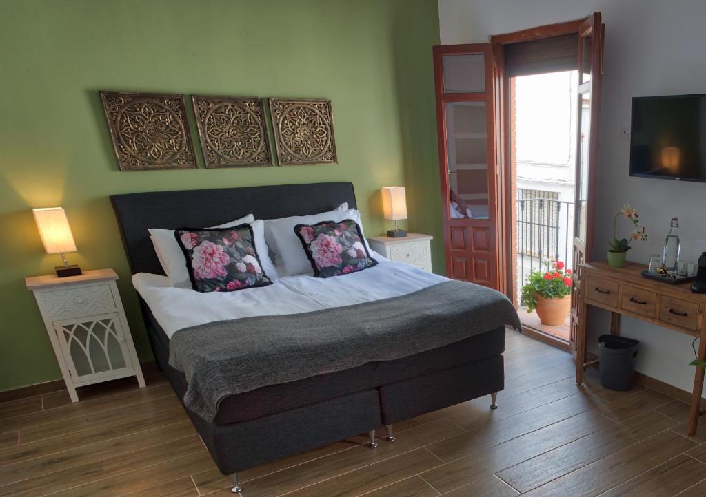 una camera con un letto con due cuscini sopra di Olive Tree Bed and Breakfast a Olvera