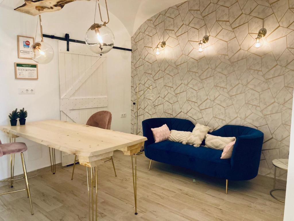 梅里達的住宿－PIEDRA DE LUNA，客厅配有蓝色的沙发和桌子