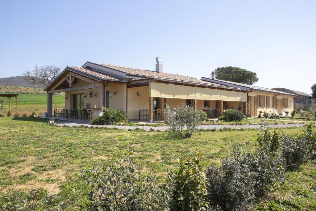 een huis in het midden van een veld bij Agriturismo Casa Ricci in Magliano in Toscana